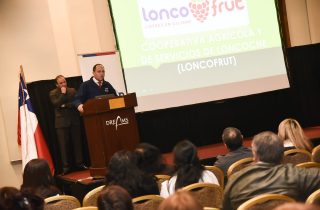 Cesar Asenjo con agricultores de asociaciones y cooperativa Los Ríos