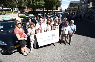 Intendente Cesar Asenjo entregando subsidio para renovar transporte colectivo