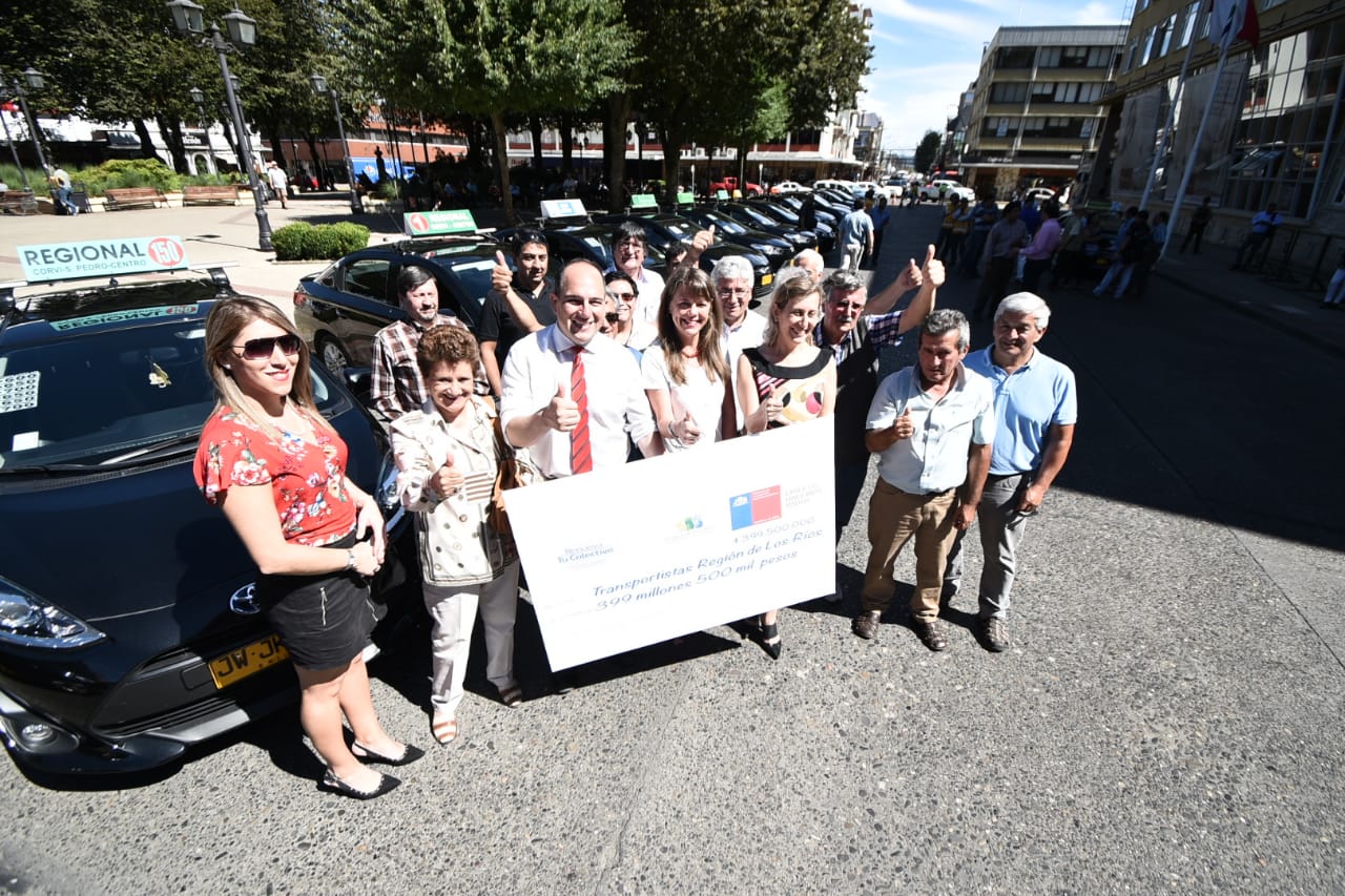 Intendente Cesar Asenjo entregando subsidio para renovar transporte colectivo